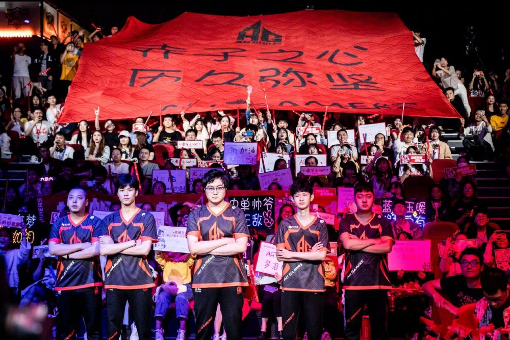 在中场球员